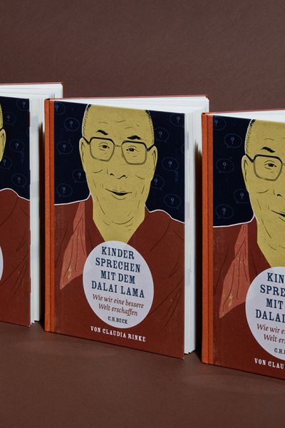 Kinder sprechen mit dem Dalai Lama